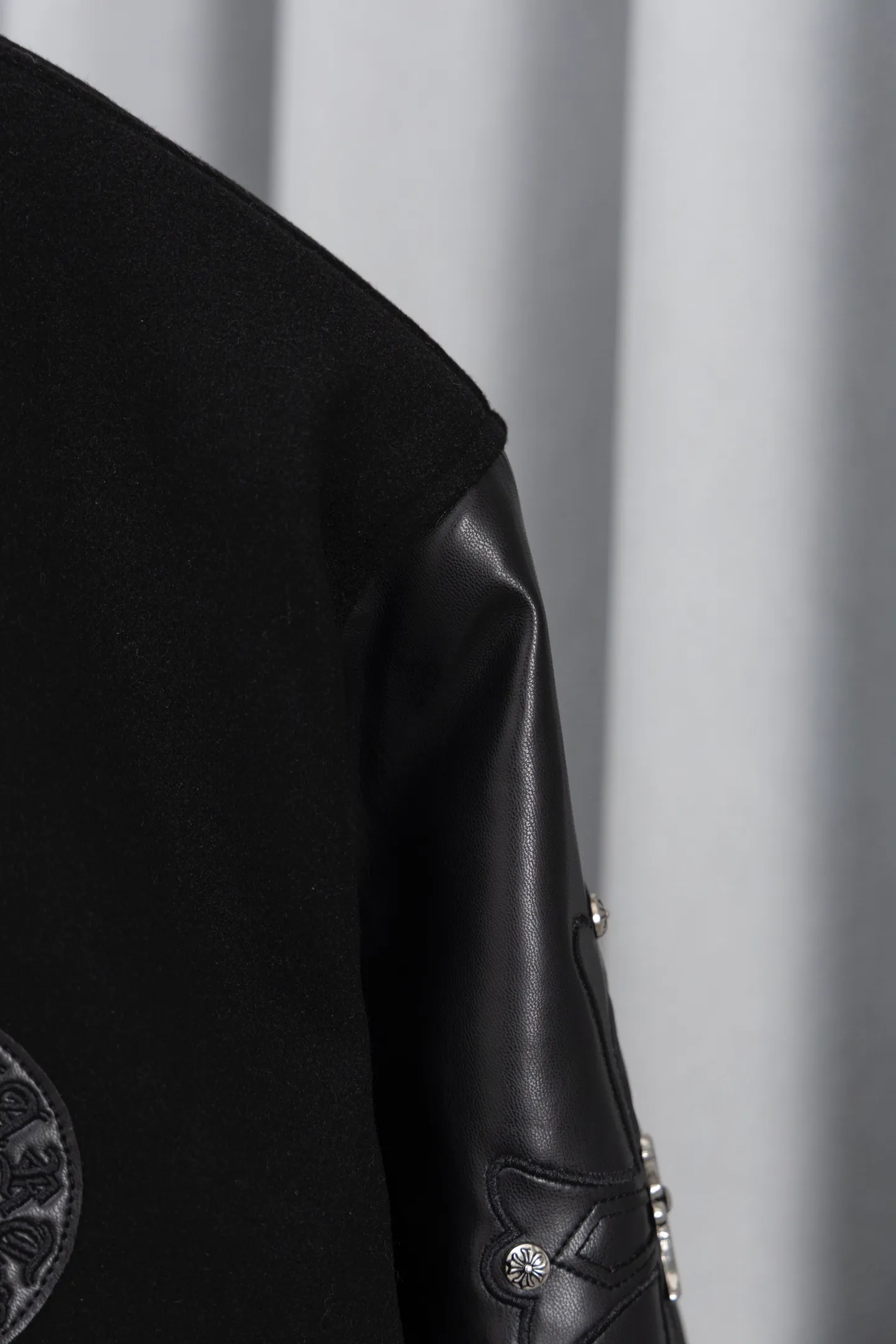 P370 Model No.: S015 Chromehearts/Cro Hearts Cross Embroidered Letters Leather Sleeves Spliced ​​Baseball Jacket Channel Boutique The most popular baseball jacket among fashionable men and fashionable women. There are versions at all levels in the market (you must compare the details). The most powerful quality control has been producing and researching baseball uniforms for 7 years. The details are exquisite. With it, you are the most beautiful boy in the world. The paint-coated full-face four-button buckle (button with LOGO), the average weight of the fabric is nearly 900 grams, and it is made of wool + eyeliner blended, custom-woven and dyed wool with high color fastness. The lining is made of silky and delicate cupro fiber! The texture is thick, the color is more uniform and beautiful, and the sharp edges and corners are full of three-dimensionality, showing laziness, casualness, and youthful vitality! Color: Black Navy Size: S-XL